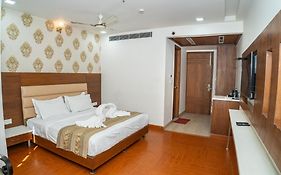 Grand Hridey One Minute From Railway Station